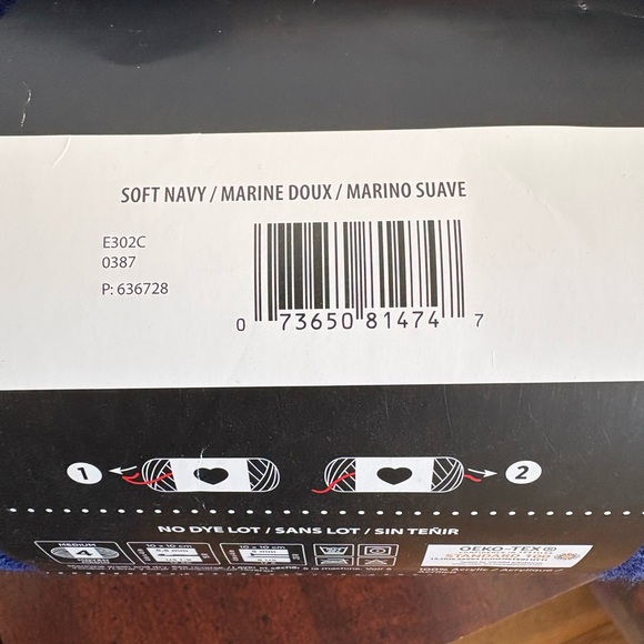 Red Heart Jumbo Yarn - soft navy 2 skeins - Picture 3 of 3